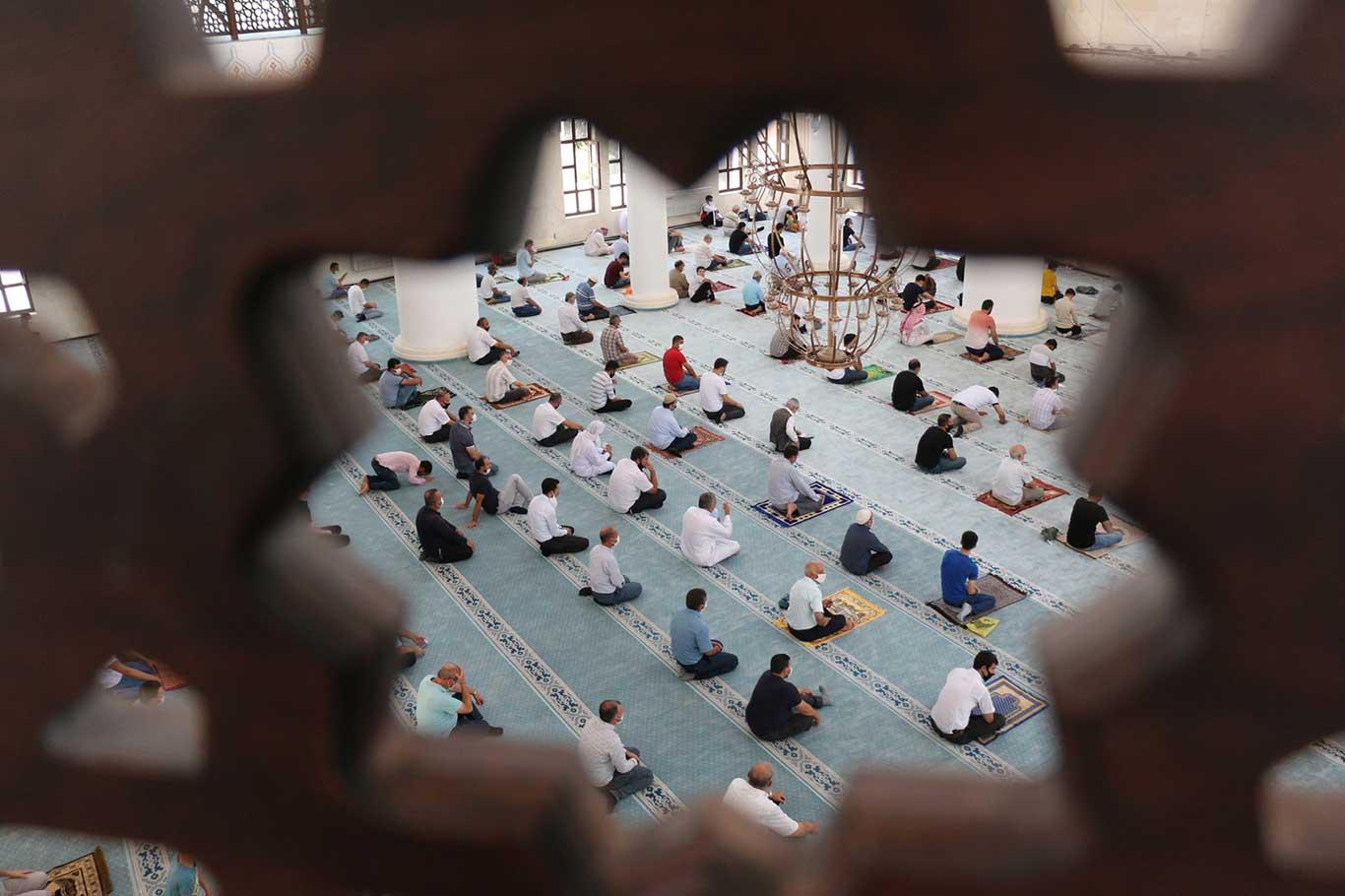 Şanlıurfa’da sosyal mesafeli bir Cuma namazı daha kılındı